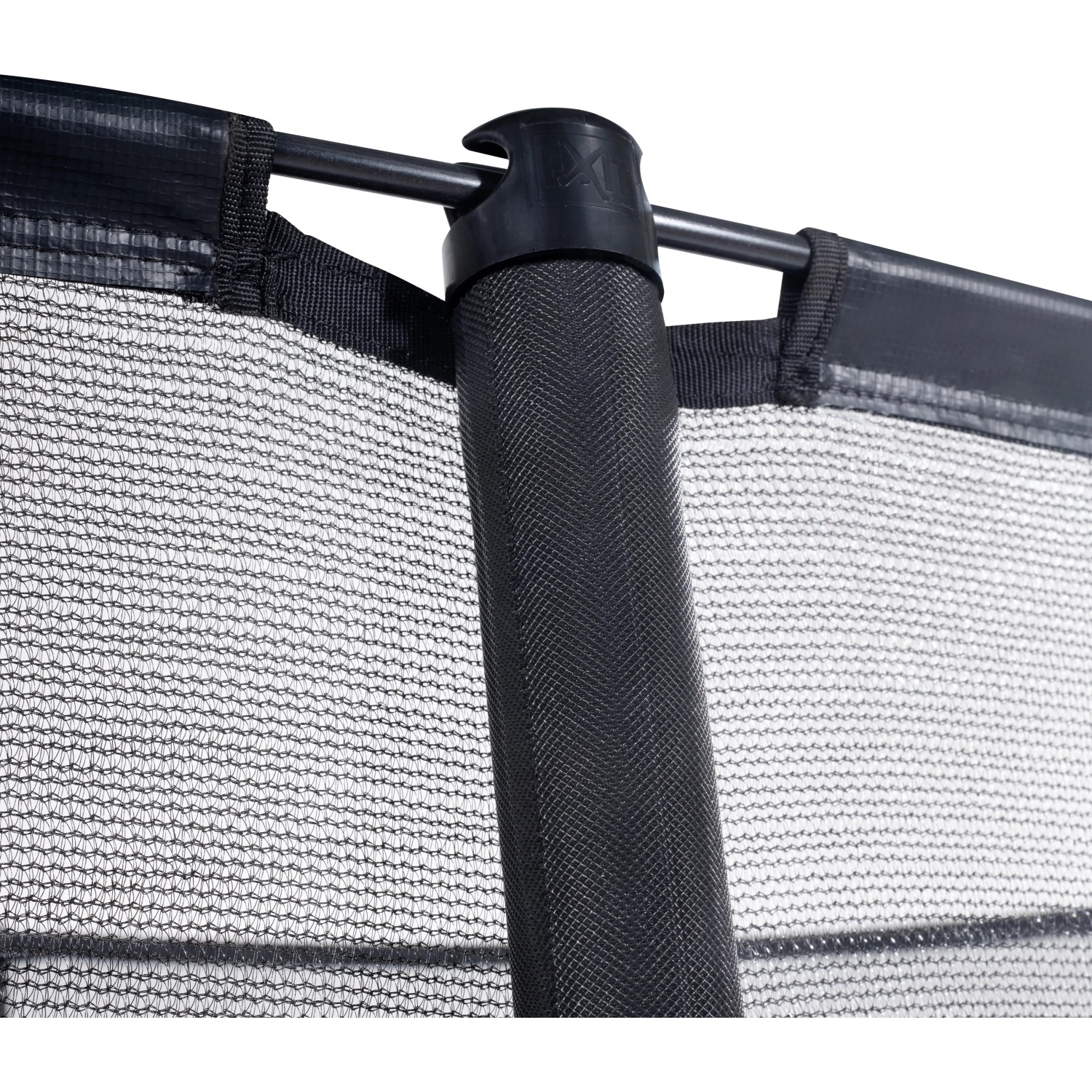 Detailaufnahme Sicherheitsnetz des schwarzen EXIT Dynamic Bodentrampolins, Ø 366 cm.