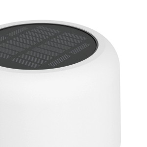 Detailaufnahme der weißen EGLO ROCCANOVA Solar Stehleuchte mit Solarpanel.