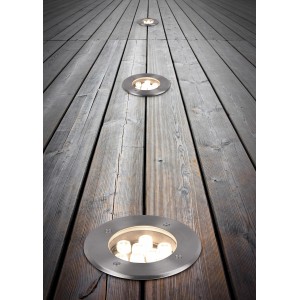 Trio LED-Bodeneinbaustrahler Belaja, Nickel matt, auf Holzterrasse. Runde Außenleuchte für Garten und Terrasse.