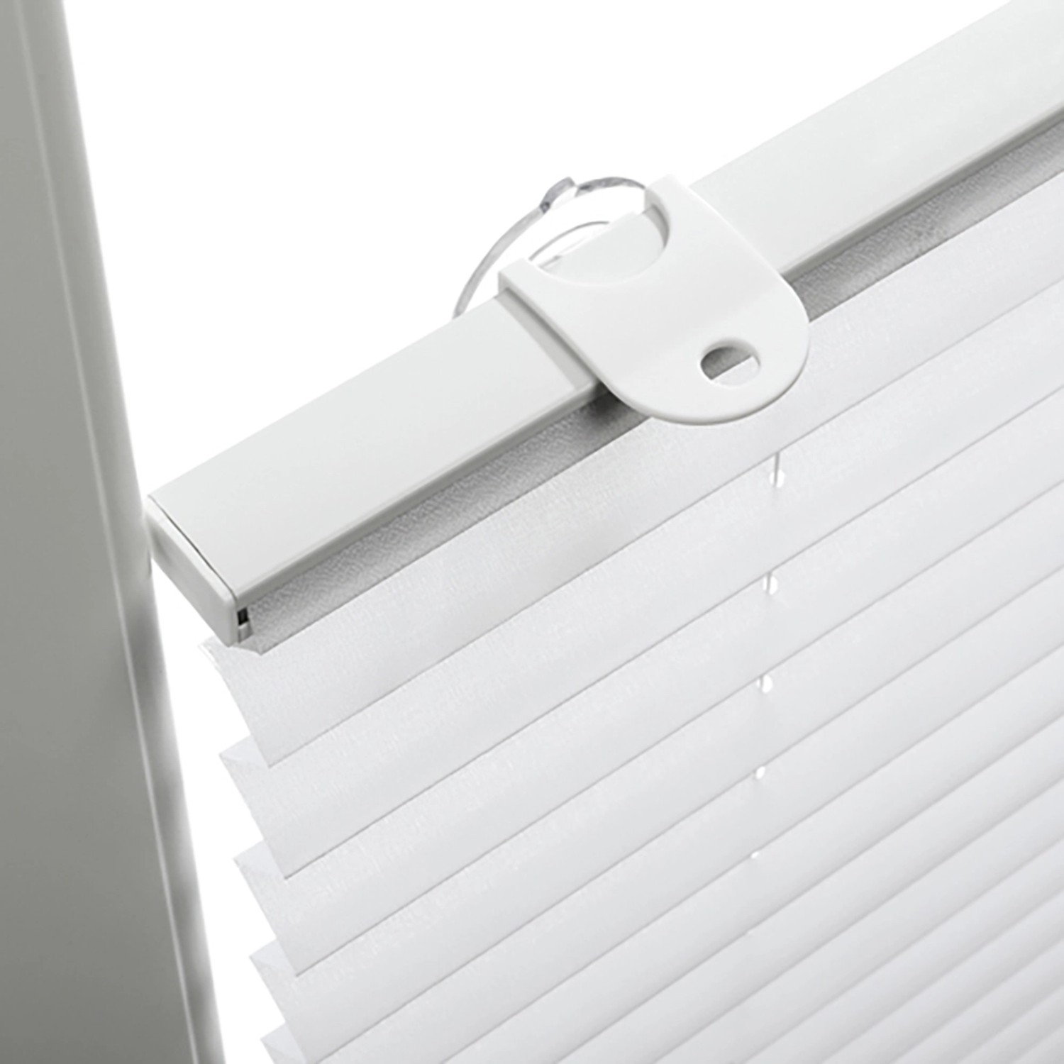 Detailaufnahme: Weißes Gardinia Dachfenster-Plissee mit Saugnäpfen, Montage ohne Bohren.