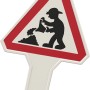 Warnschild "Baustelle" als Teil des Hape Sandspielzeug-Sets, rot-weißes Dreieck mit Bauarbeiter-Symbol.