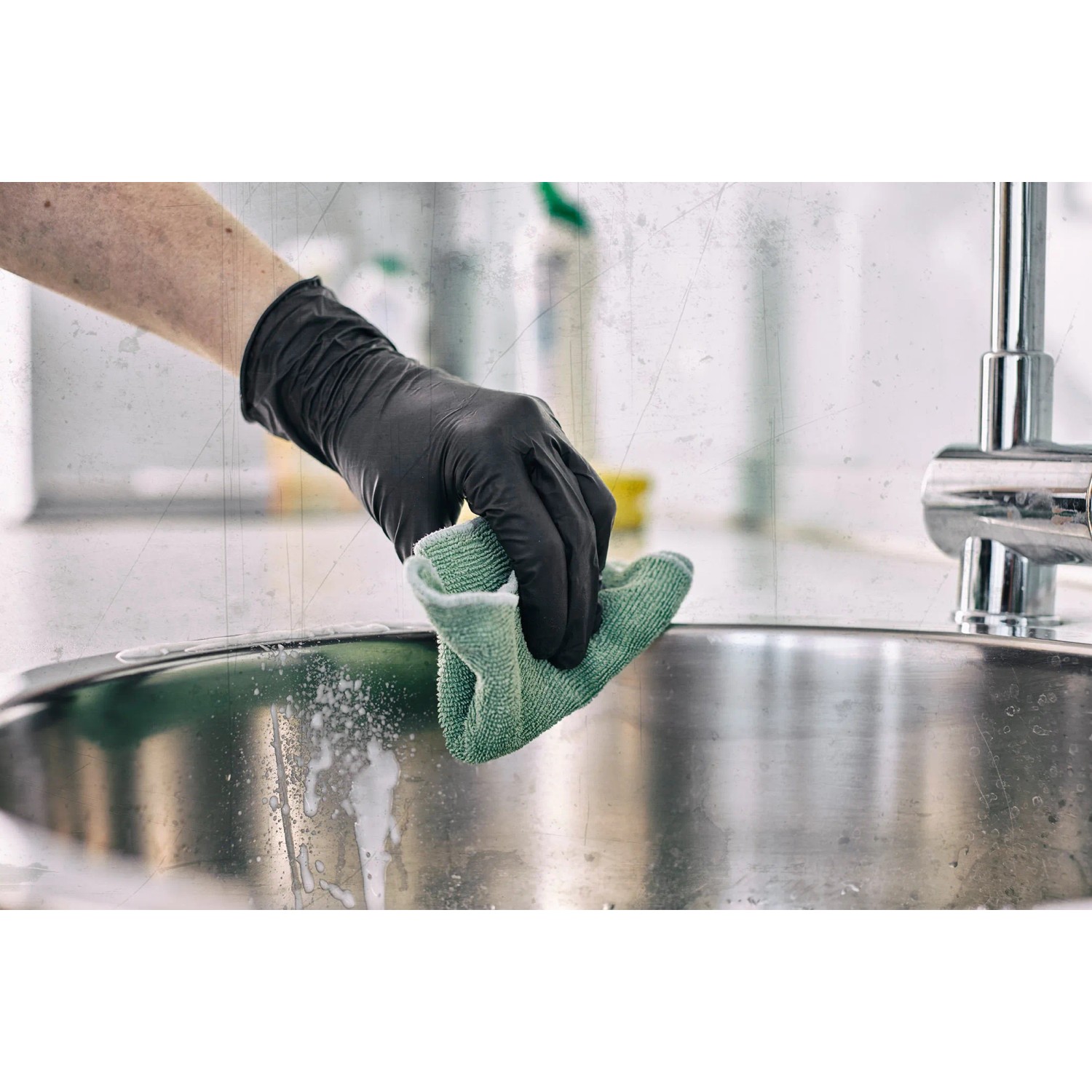 Hand mit schwarzem Gebol Einweghandschuh reinigt Spüle. Arbeitshandschuh Größe M, 80 Stück.