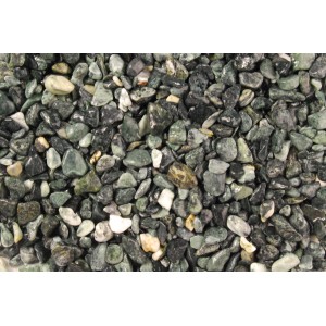 Nahaufnahme von Alpen-Grün Marmor Zierkies (7-15mm) im PE-Sack, ideal für Garten- und Landschaftsbau.