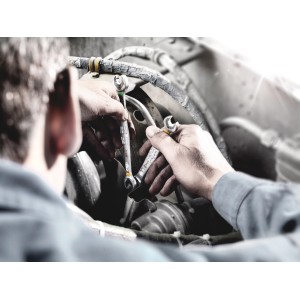 Anwendung des Wera Maul-Ringratschenschlüssel-Satzes Joker an einem Motor.