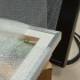 Verpackter Bilderrahmen mit Luftpolsterfolie 0,5 m x 5 m zum Schutz vor Beschädigungen.
