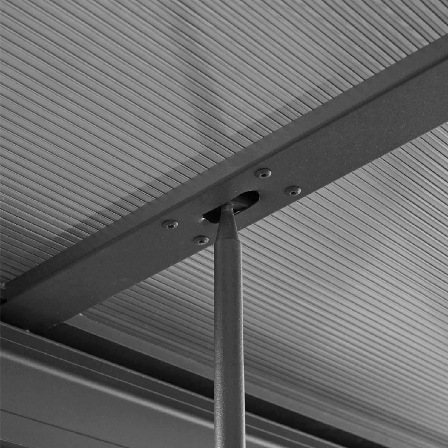 Detailaufnahme: Anthrazitfarbene Home Deluxe Terrassenüberdachung Solis Deluxe, Aluminiumpfosten.