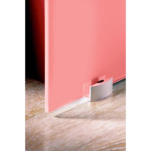 Detailaufnahme: Satinierte OBI Glasschiebetür Nevo mit Führung auf Holzboden.