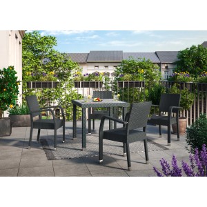 Quadratischer, schwarzer Gartentisch Marnoo (80x80 cm) mit vier passenden Stühlen auf einer Terrasse.