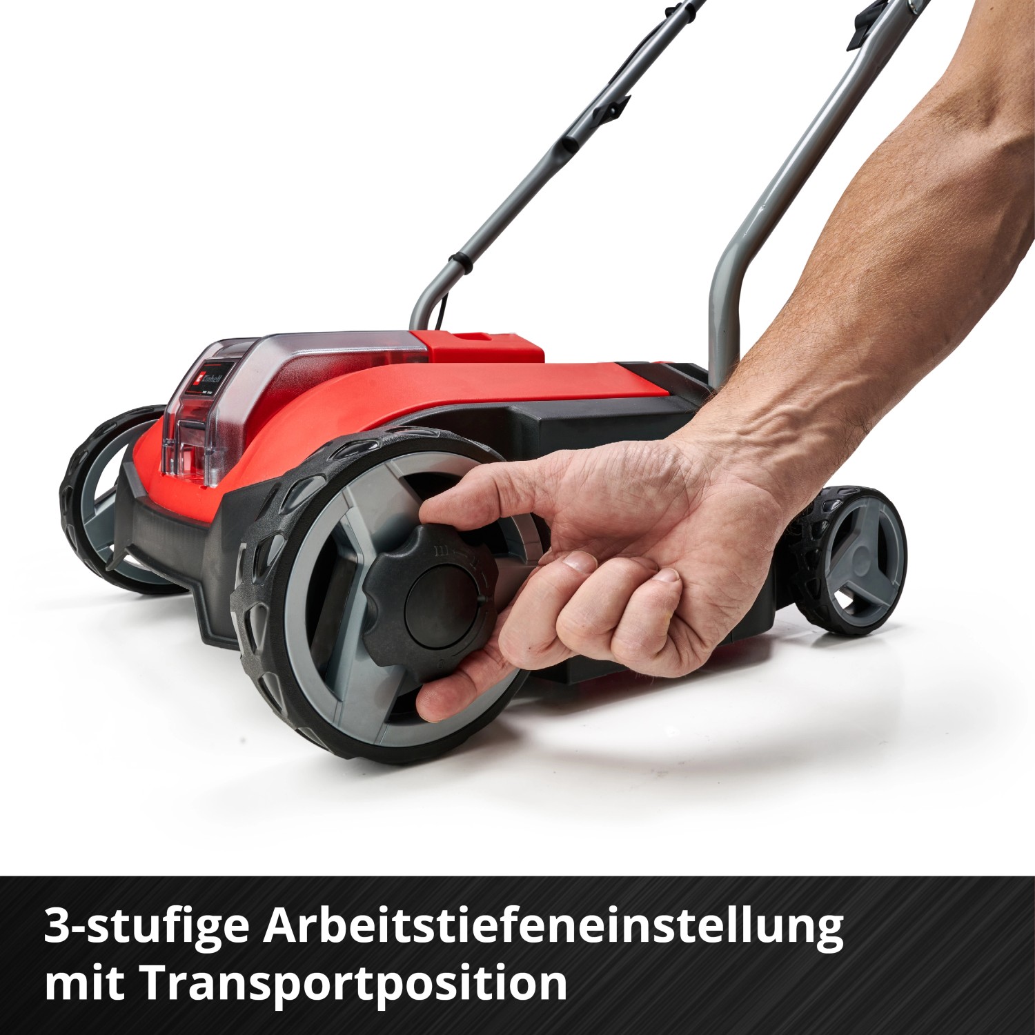 Einhell Akku-Vertikutierer GC-SC 18/28 Li: Hand stellt Arbeitstiefe am Elektro-Vertikutierer ein.