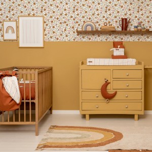 Kinderzimmer mit Little Dutch Vliestapete Vintage Little Flowers rosa-orange an der Wand.