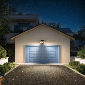 Schwarzer Philips Zyren Solar LED-Außenstrahler an Garage, sorgt für Sicherheit und Beleuchtung.