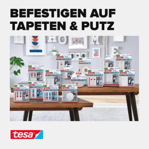 Tesa Klebestreifen und Klebenägel für Tapeten und Putz auf Holztisch. Ideal für empfindliche Untergründe, spurlos ablösbar.