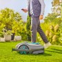 Gardena Mähroboter Sileno Smart Free 800 mit App-Steuerung im Garten.