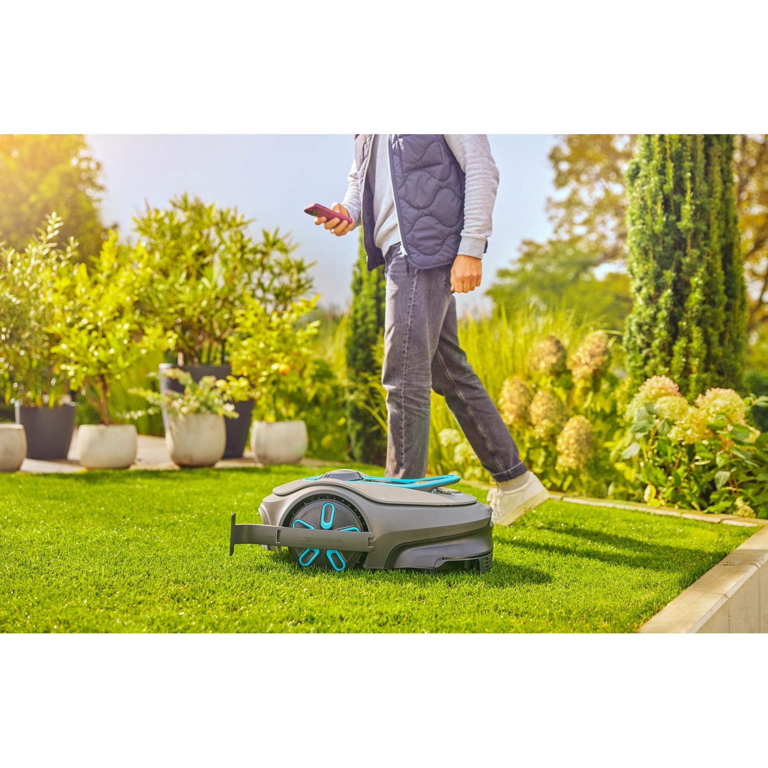 Gardena Mähroboter Sileno Smart Free 800 mit App-Steuerung im Garten.