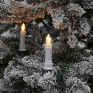 Warmweiße LED-Kerzenlichter der Baumkette an einem frostigen Weihnachtsbaum. Ideal für Außen-Lichterketten.
