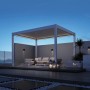 Weißer Aluminium Pavillon mit elektrischem Lamellendach und integrierter LED-Beleuchtung auf moderner Terrasse.