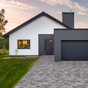 Verlegtes anthrazit-schattiertes Pflaster Modern (22,5x15x5 cm) vor modernem Haus.