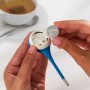 Energizer CR2025 Lithium Knopfzelle wird in ein elektronisches Gerät eingesetzt.