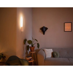 Weiße Philips Hue Liane LED Wandleuchte mit Bluetooth im Wohnraum.