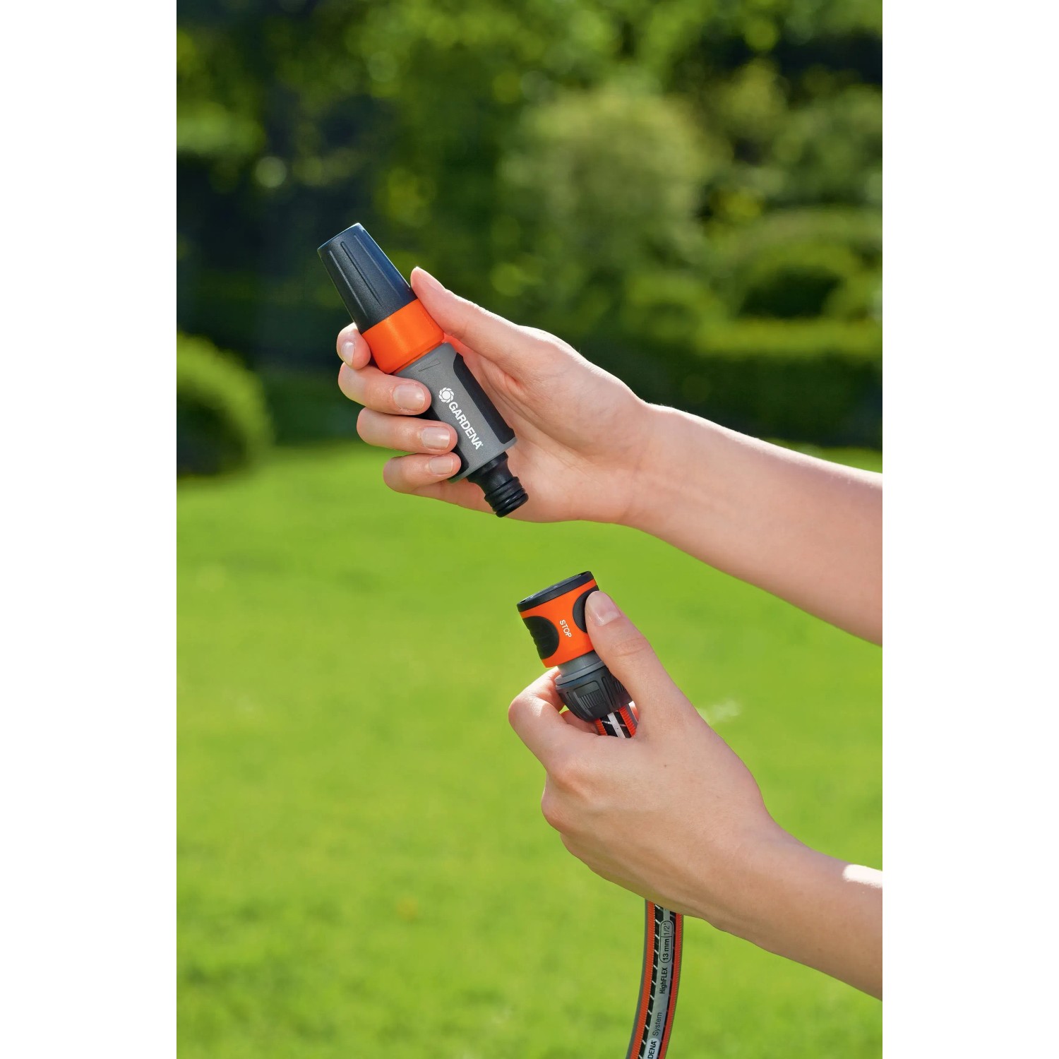 Gardena Wasserstopp für 13 mm (1/2) und 15 mm (5/8) Schlauch, in Händen gehalten.