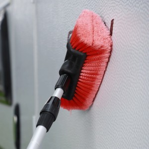 Nigrin Caravan Waschbürste mit Teleskopstiel (105-180cm) bei der Reinigung eines Wohnwagens.