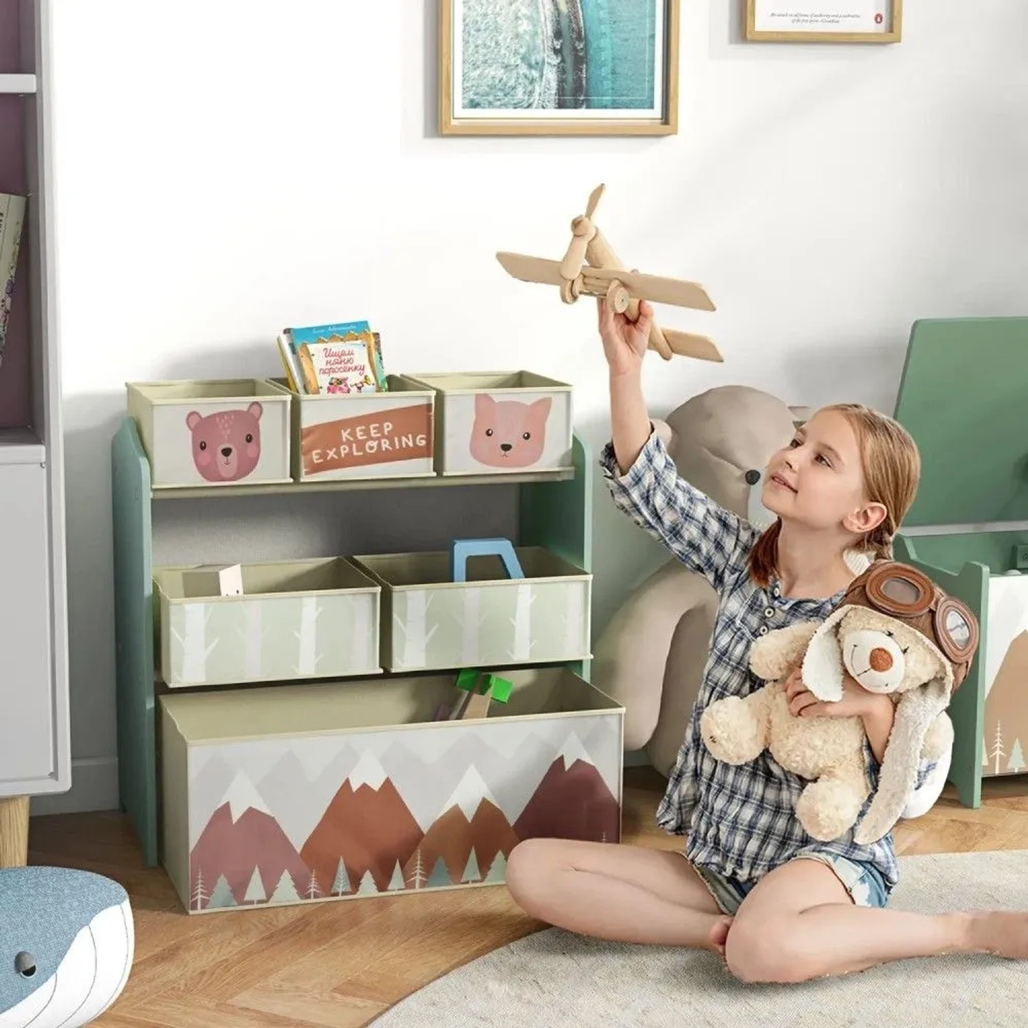 ZONEKIZ Kinderzimmerregal aus MDF mit Vliesstoff-Boxen. Helles Regal mit Tier- und Bergmotiven, ideal für Spielzeug & Bücher.