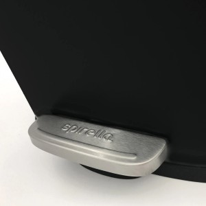 Detailaufnahme: Schwarzer Spirella Kosmetikeimer Akira 12L mit Pedal.