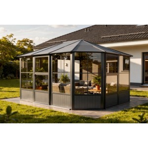 Sojag Pavillon Charleston 384x489 cm mit Stahl-Dach und Fenstern im Garten.