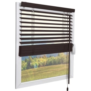 Dunkelbraune Sol Royal Holzjalousie SolDecor JH3, 90x250 cm, am Fenster.