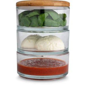 Ooni Stapelgefäß-Set: 3 transparente Glasschalen mit Bambusdeckel, gefüllt mit Zutaten.