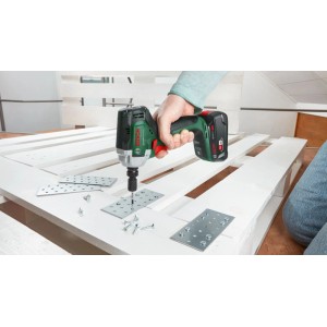 Bosch Akku-Drehschlagschrauber UniversalImpactDrive 18V-210 in Aktion, schraubt Metallplatte auf Holz. Kompaktes Gerät.