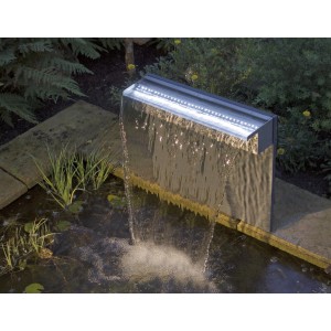 Ubbink Wasserfall Niagara LED 90, Inox 304, mit 62 LEDs, beleuchtet einen Gartenteich.