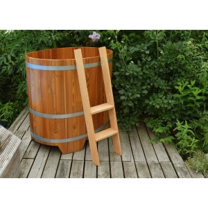Weka Tauchbottich aus Lärche mit Leiter und Stahlreifen im Garten.
