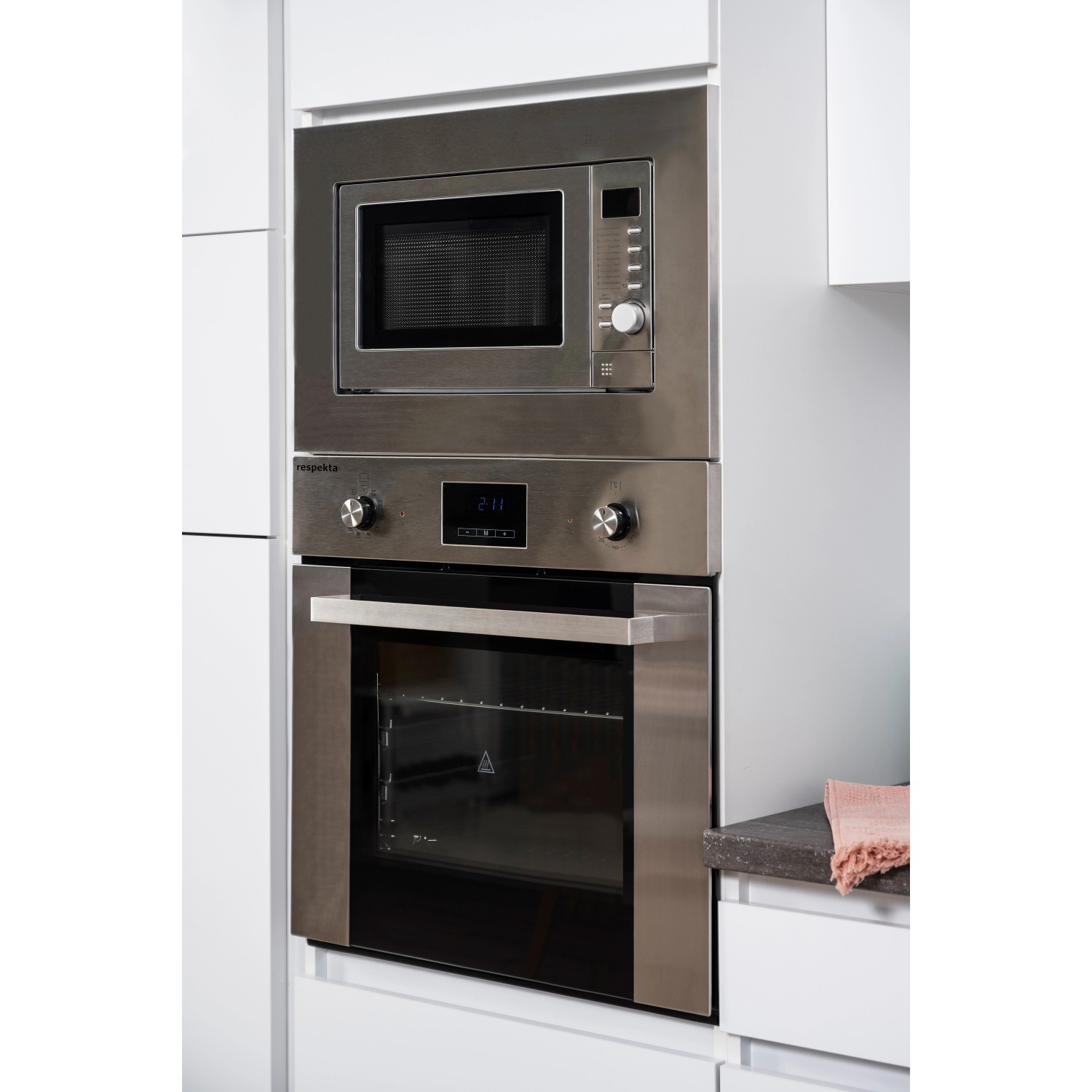 Respekta Einbauküche: Mikrowelle und Backofen in Edelstahl-Optik. Teil einer Küchenzeile in Grau Hochglanz-Weiß.