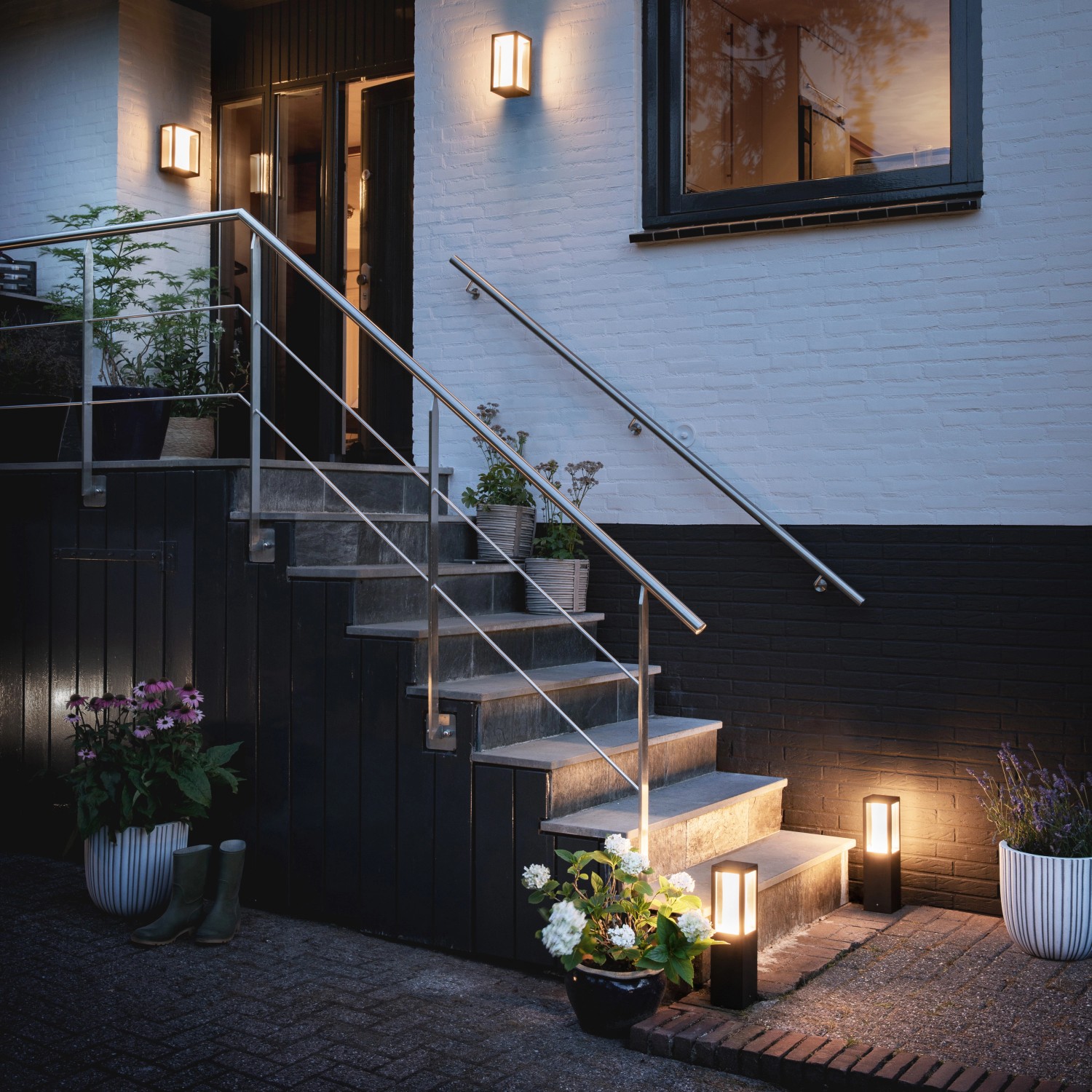 Beleuchtete Treppe mit Philips Hue Impress Sockelleuchten. Smart Home Außenbeleuchtung für Garten und Terrasse.