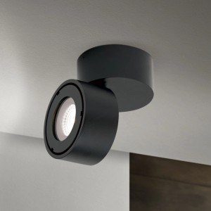 Schwarze Orion LED Deckenleuchte aus Aluminium, dimmbar und schwenkbar, für Außenbereiche. Warmweißes Licht.