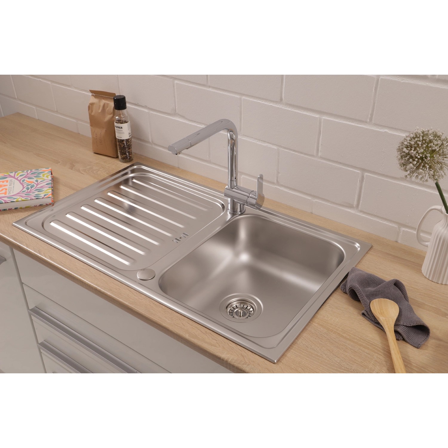 Respekta Edelstahlspüle Riverside 86x50 cm mit Abtropffläche und Armatur auf einer Küchentheke.