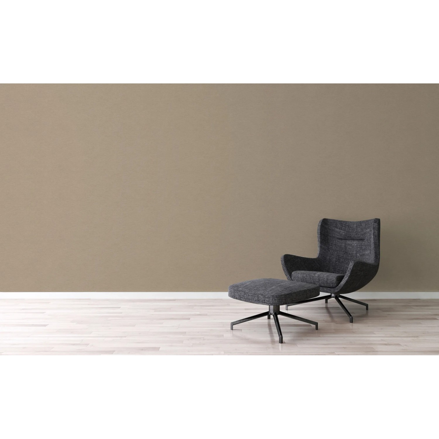 Beige-braune Vliestapete mit leichter Struktur, passend zu modernem Sessel.
