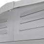 Detailansicht: Silbernes Metall-Gerätehaus 8x8 mit Lüftungsschlitzen.