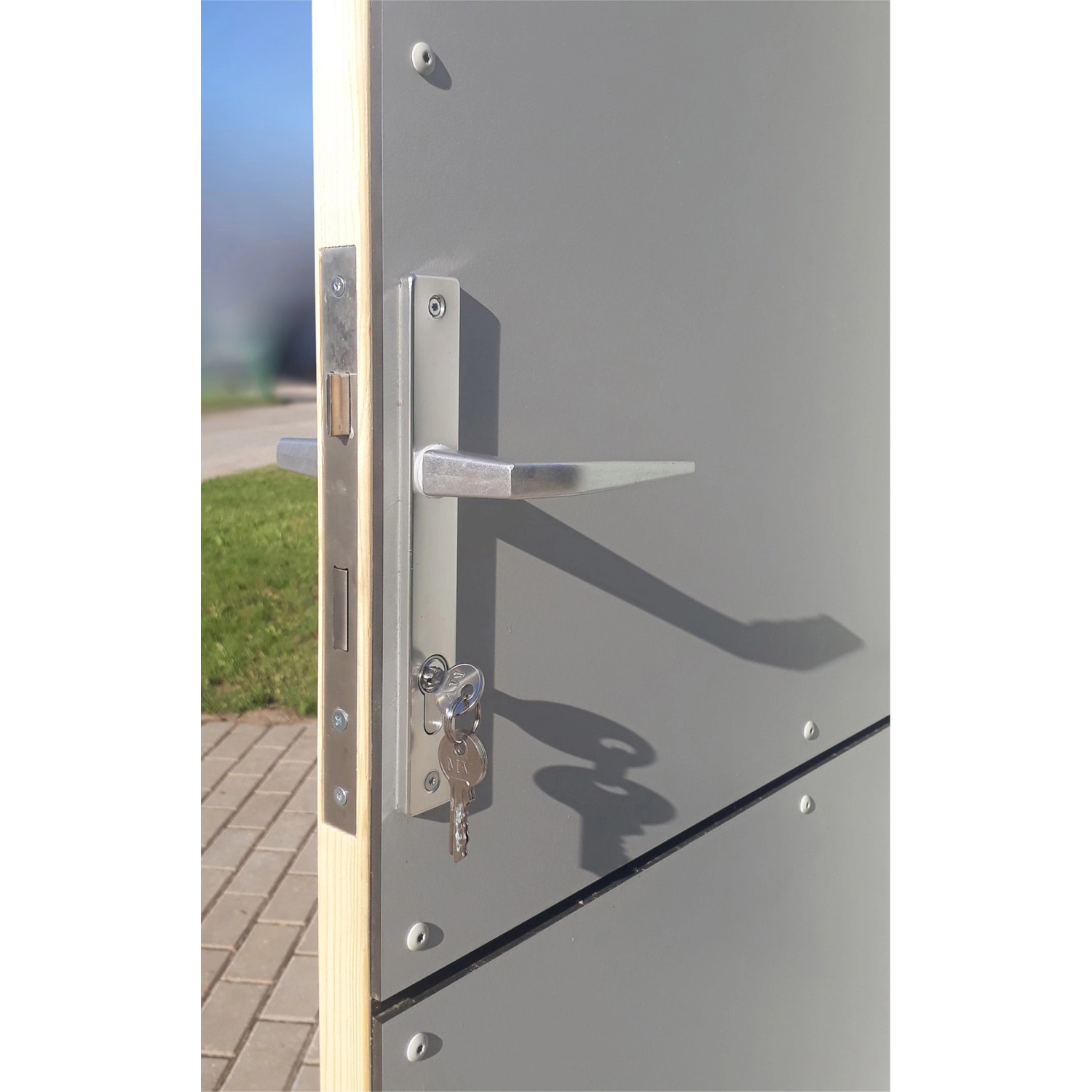 Detailaufnahme: Tür mit Schloss und Schlüssel des Bertilo Gartenhauses Anthrazit-Weiß.