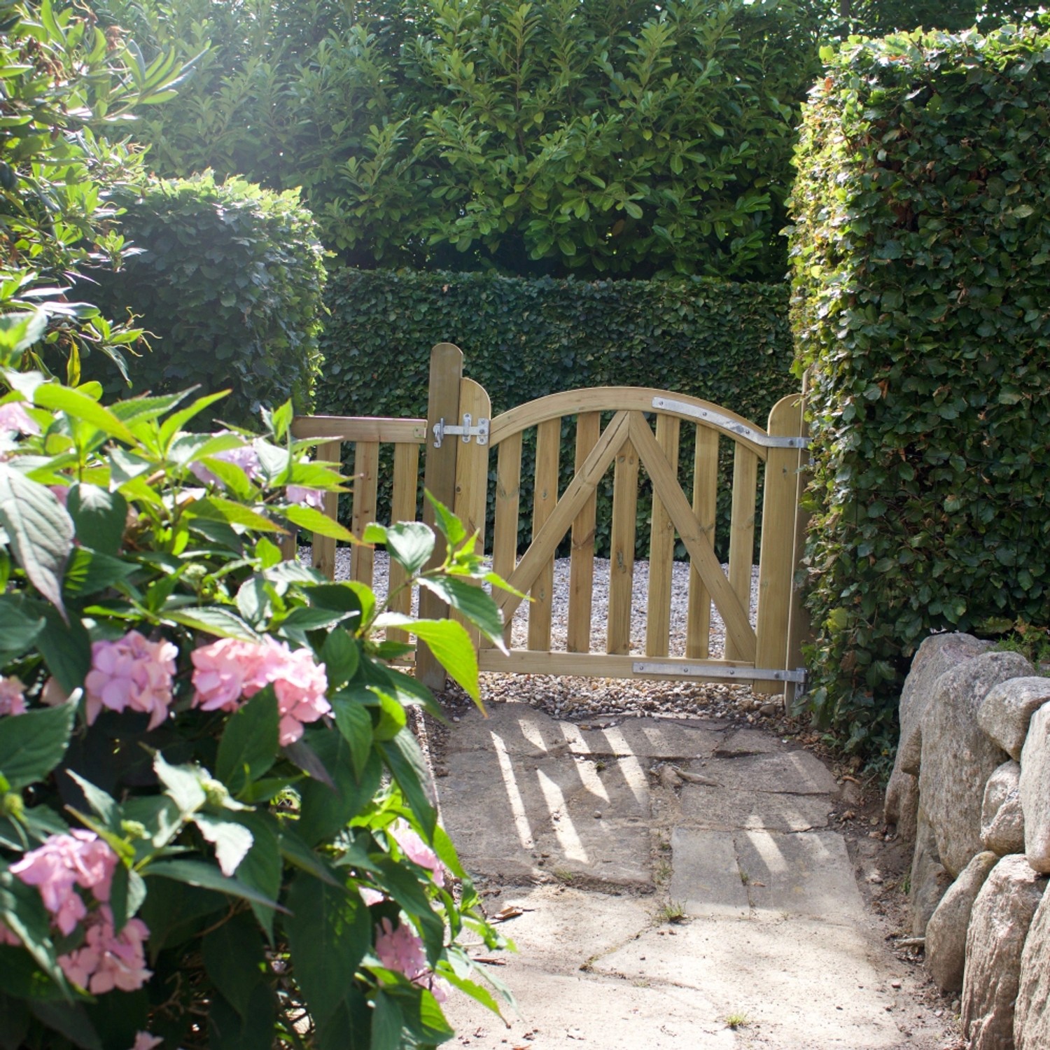 Einzeltor Ligno aus Nadelholz, druckimprägniert, im Gartenweg mit Hecke.