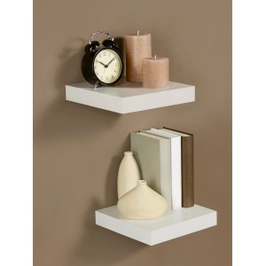 Zwei weiße Regalböden Carlton mit Deko an einer Wand.