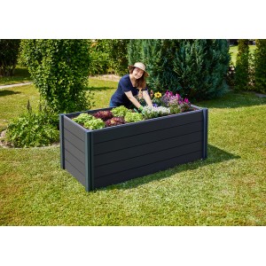 Gutta Hochbeet Elevada WPC (78x80x200cm) mit Bepflanzung im Garten.