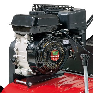 Detailaufnahme: Einhell GC-SC 2240 P Benzin-Vertikutierer Motor mit Stahlmessern.