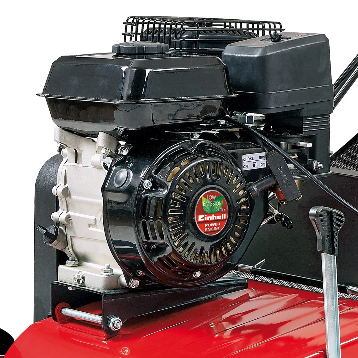 Detailaufnahme: Einhell GC-SC 2240 P Benzin-Vertikutierer Motor mit Stahlmessern.