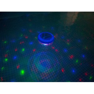 Unterwasserlichtshow mit 4 LEDs im Pool, erzeugt farbige Lichteffekte.