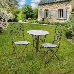 Runder, bronzefarbener Gartentisch Pinatubo (60x60 cm) mit zwei Stühlen im Garten.