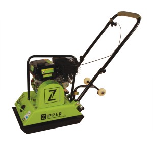 Zipper Rüttelplatte ZI-RPE90 mit Fahrwerk und Gummimatte, 90 kg, 4 kW für Bodenverdichtung.
