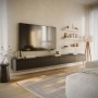 Schwarzes, mattes TV-Hängeboard Selsey Bemmi 300 cm mit vier Klappen, schwebend unter TV in modernem Wohnzimmer.