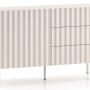 Modernes Selsey Sideboard Derriva in Kaschmir mit gerillten Fronten, 3 Schubladen und Fächern auf Metallbeinen.
